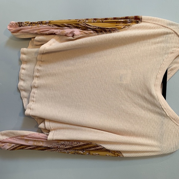 BRAND NEW FREE PEOPLE DETAILED SLEEVE TOP - Picture 3 of 4